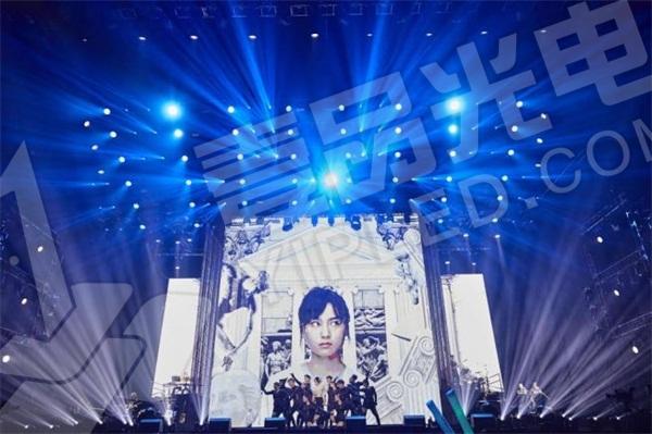 LED透明屏“九宮格”創意設計酷炫周筆暢演唱會